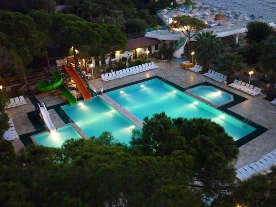 Zwembad bij avond Hotel Grand Efe