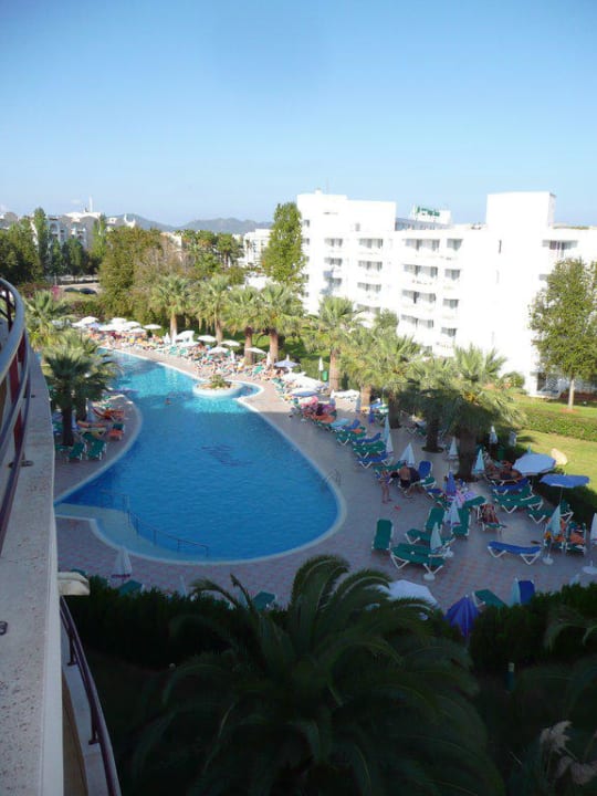 Grosser Pool mit genügend Liegenstühle allsun App.-Hotel Orient Beach