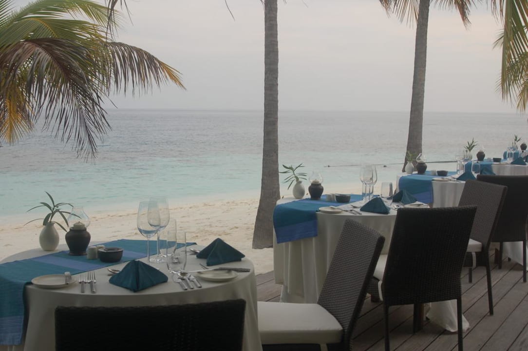 Sehr romantisches Buffetrestaurant Mirihi Island Resort