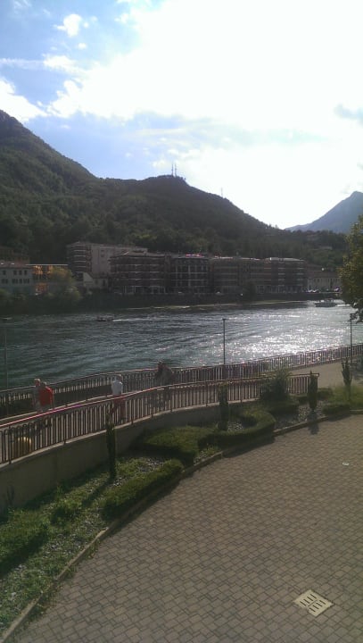 Blick aus dem Zimmer auf den See NH Lecco Pontevecchio