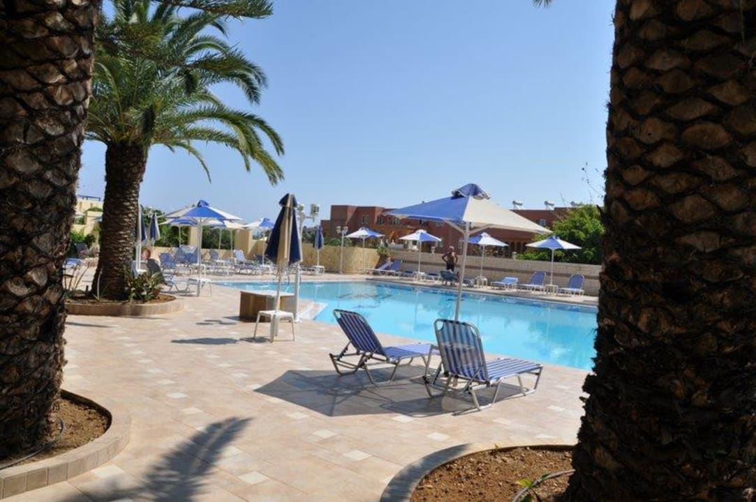 Poolanlage vor Hotel Vantaris Luxury Beach Resort