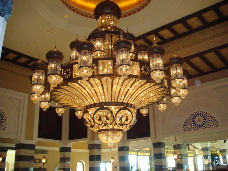 Luster in der Eingangshalle Jumeirah Al Qasr