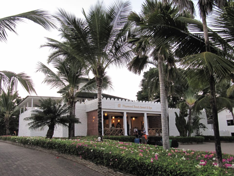 Eingangsbereich Hotel Pinewood Beach Resort & Spa