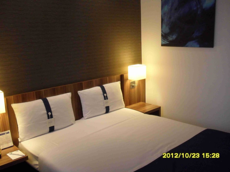 Blick auf das Doppelbett. Premier Inn Dresden City Zentrum