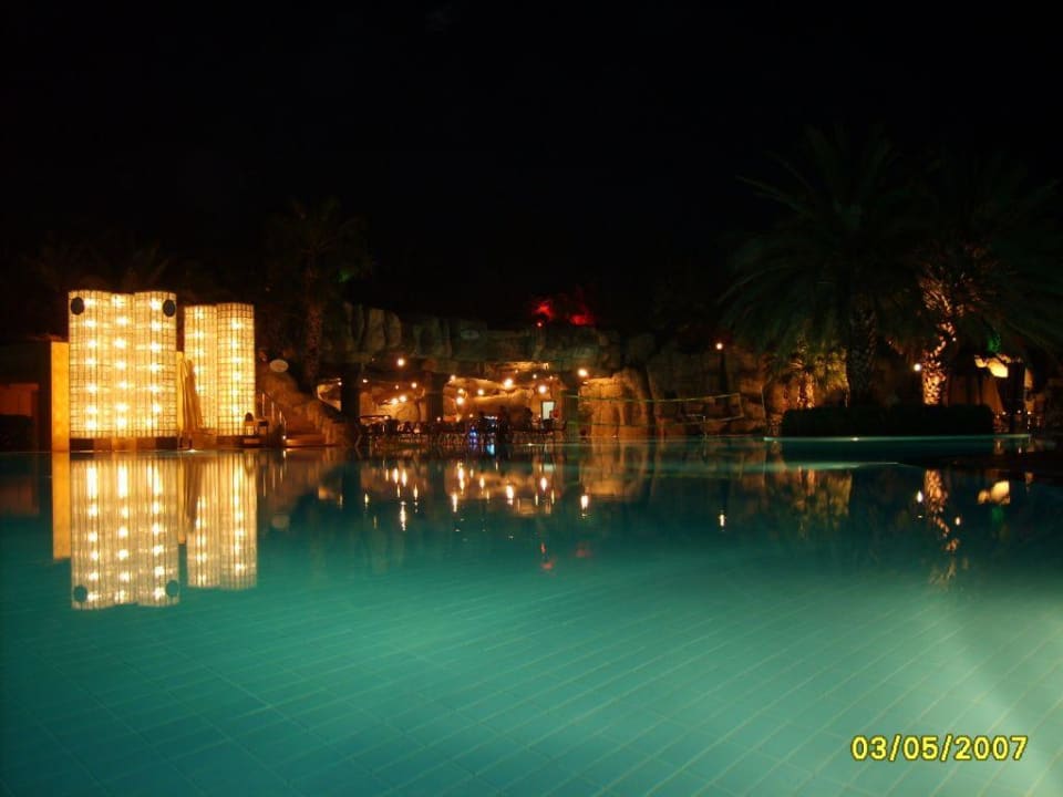 Poolbar by night Monachus Family Resort Sorgun