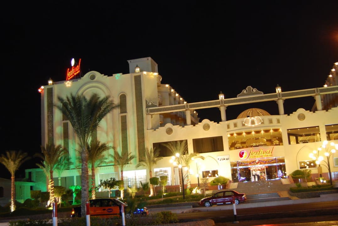 Ночной вид отеля Riviera Aqua Park Resort