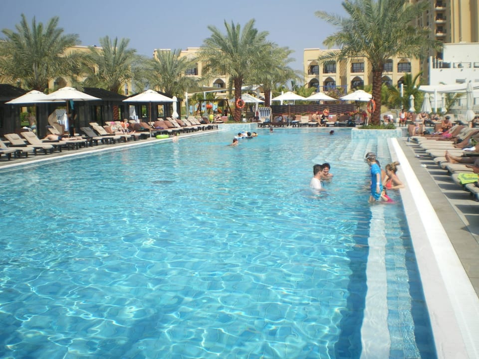Ein Teil des größten Pools DoubleTree by Hilton Resort & Spa Marjan Island