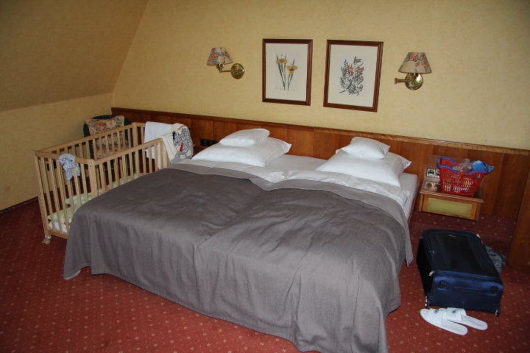 Doppelbett und Babybett Best Western Hotel Rebstock