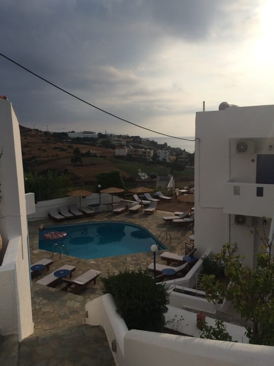 "Anlage von der Straße" Thalia Apartments (Agia Pelagia) • HolidayCheck