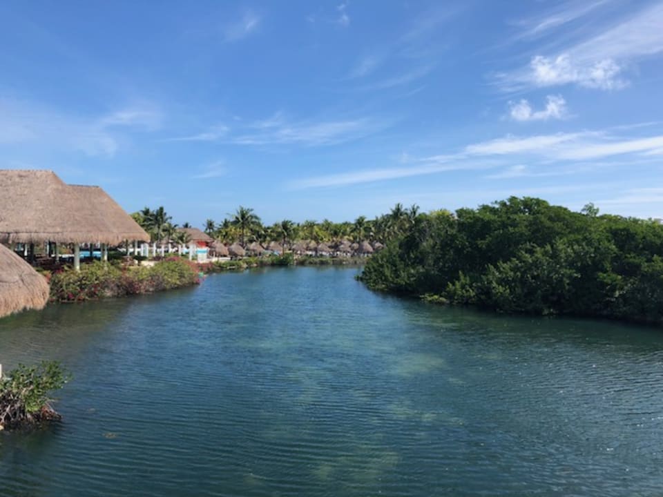 Hotelanlage mit einem zentral platzierten See Grand Palladium Kantenah Resort & Spa