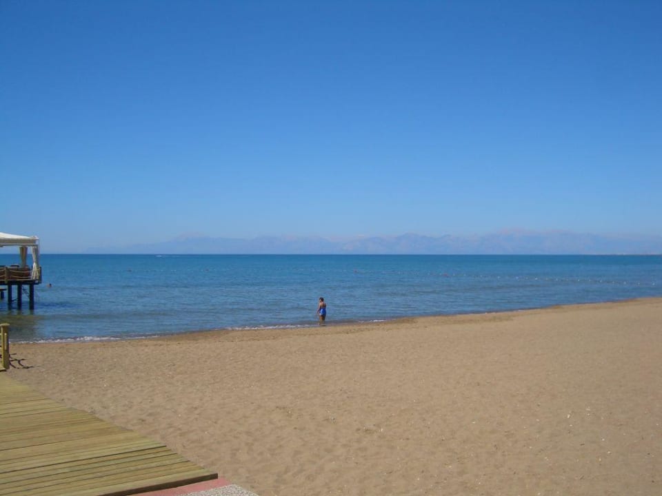Aussicht vom Strand auf die Berge Voyage Belek Golf & Spa