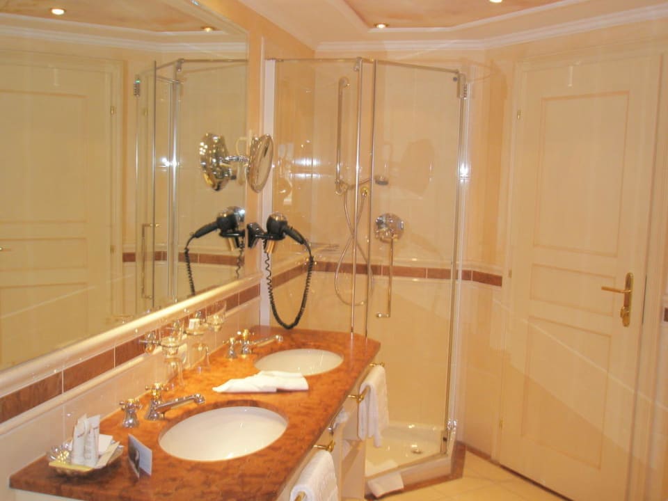 Dusche im Bad Alpenresort Schwarz