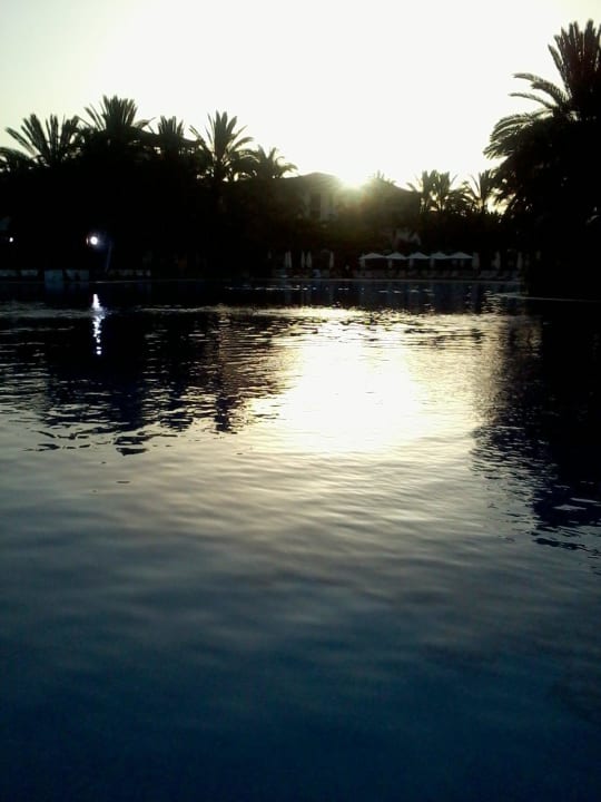Eine weitere Poolanlage mit Blick auf das Hotel Lopesan Costa Meloneras, Resort & Spa