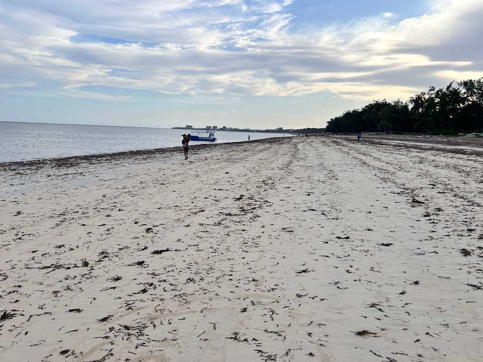 Strand Travellers Beach Hotel & Club