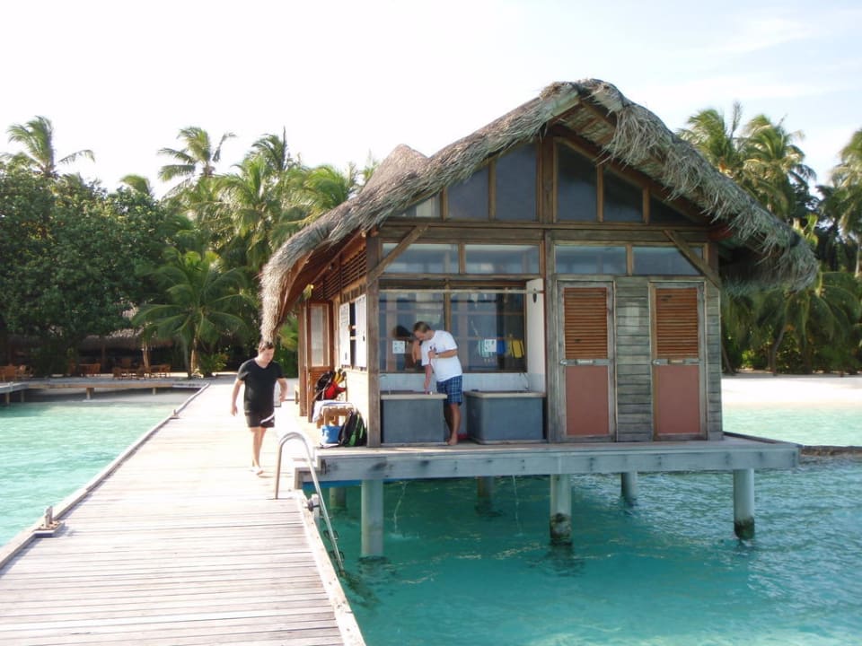 Eine der beiden Tauchschulen Kuramathi Maldives