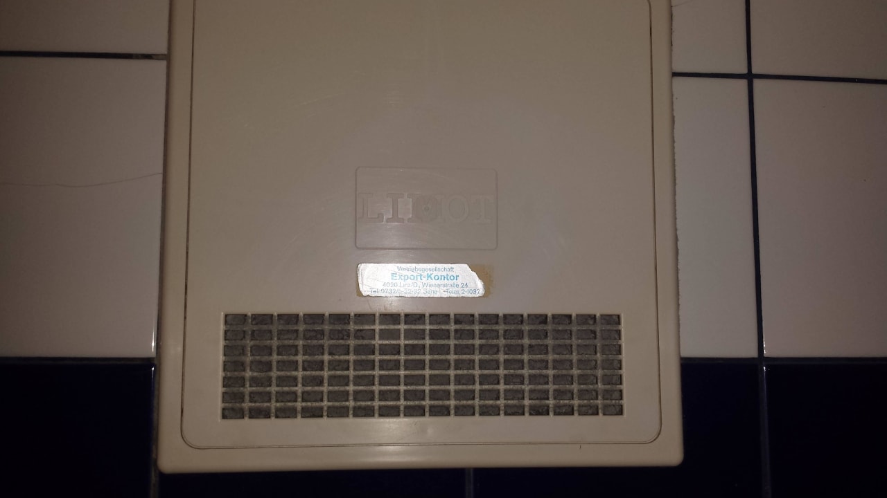 Verdreckter Luftabzug im Bad Hotel Schwarzer Adler