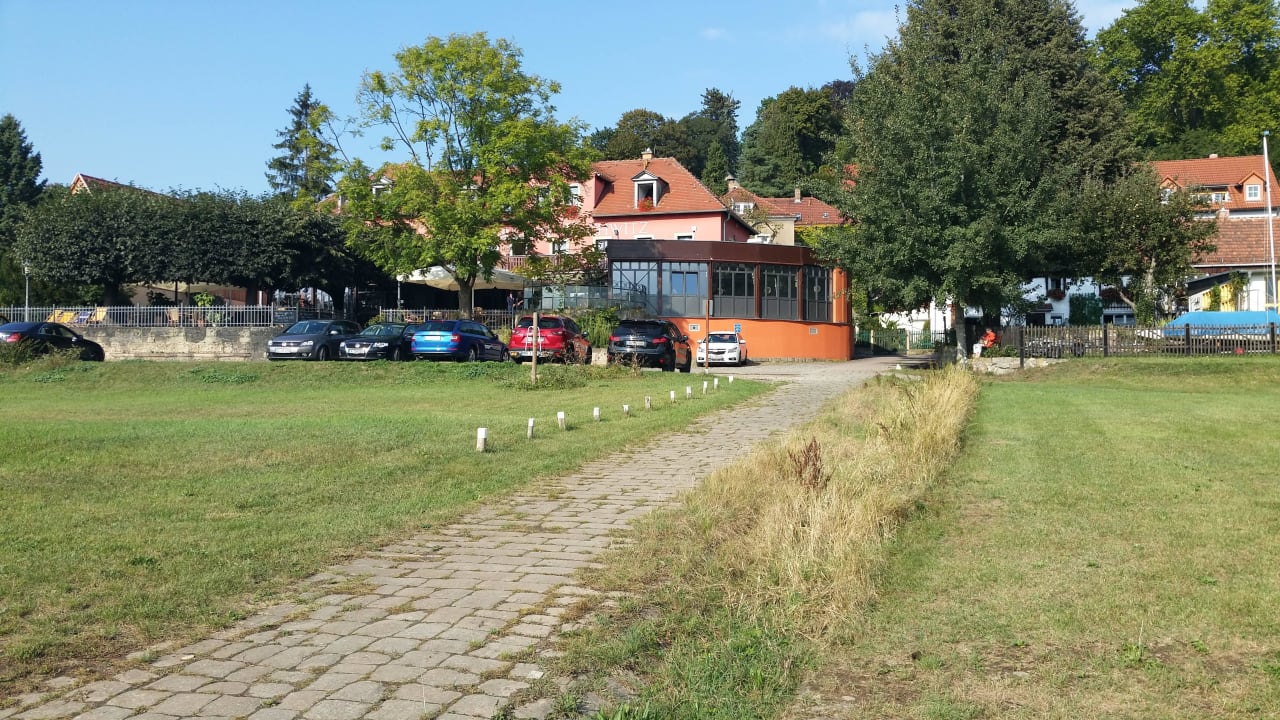 Blick aus Richtung Elbe  Hotel Elbterassen Wachwitz