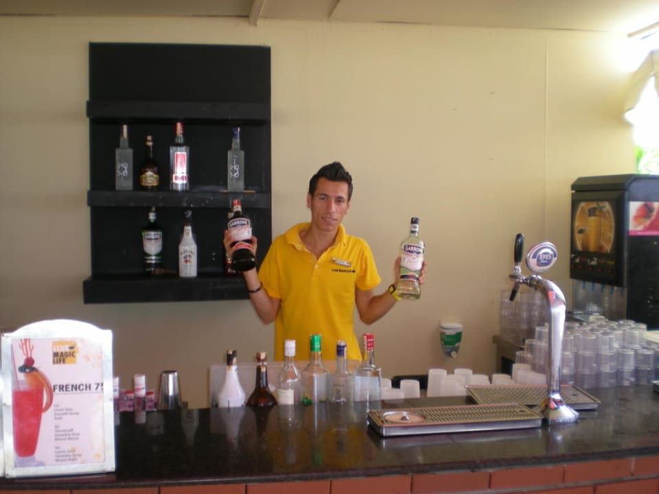 Toller Barkeeper an der Beach Bar, $ahin Monachus Family Resort Sorgun