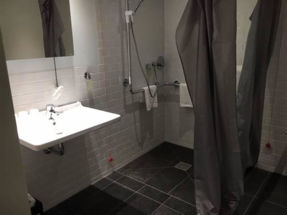 Bad im Superiorzimmer -Dusche überschwemmt alles Hotel AMANO Grand Central