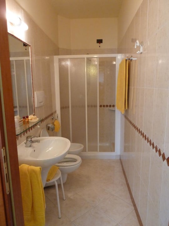 Schönes Badezimmer mit Dusche Hotel Gardenia & Villa Charme