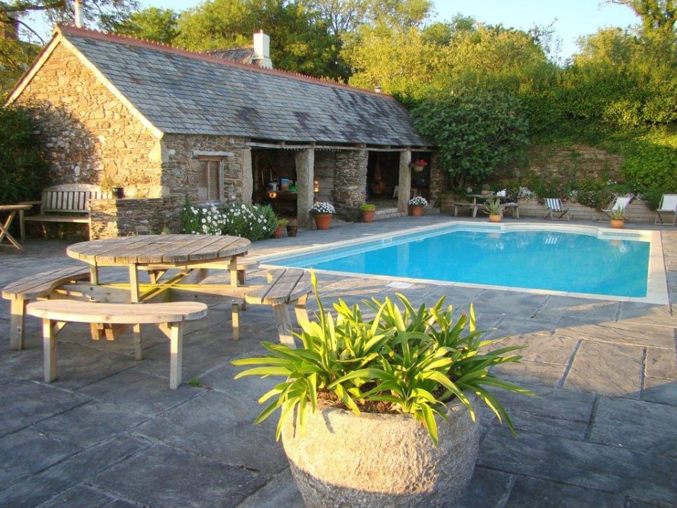 Solar-heated swimming pool Hotel Lantallack Getaways