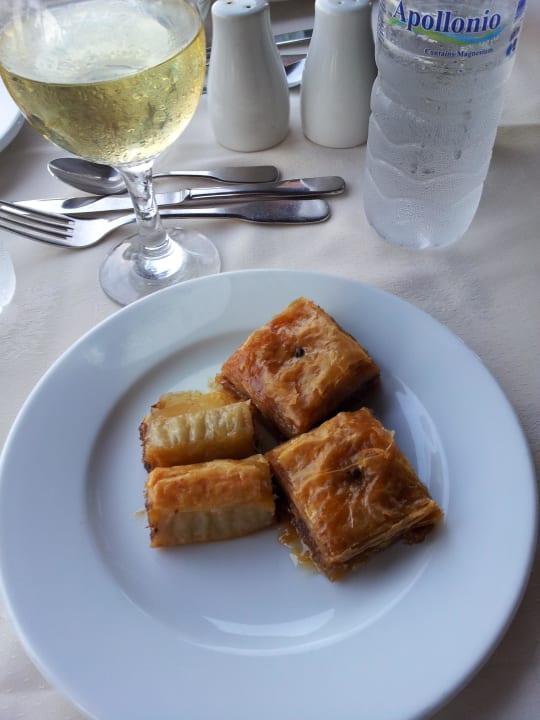 Vynikající místní dezerty Hotel Kalithea Horizon Royal