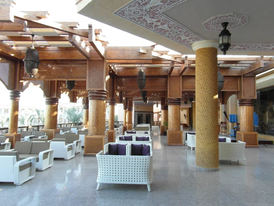 Eine zum Teil offene Terrasse Pickalbatros Palace Resort