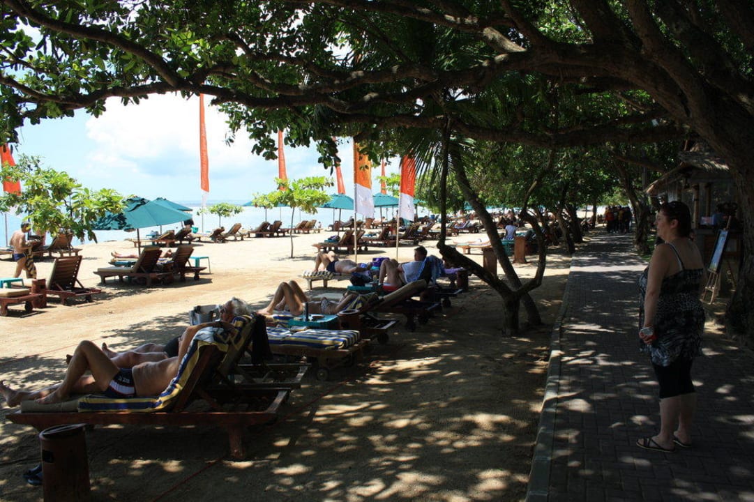 Man liegt in Reih und Glied Prama Sanur Beach Bali