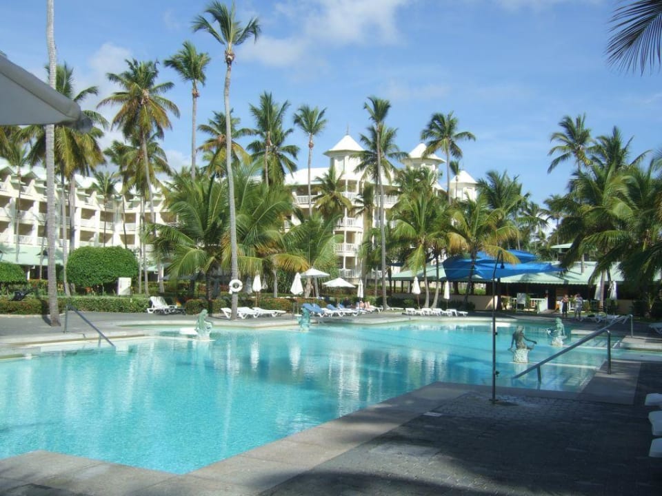 Pool mit einem Teil des Hotels Hotel Riu Palace Macao - Adults only