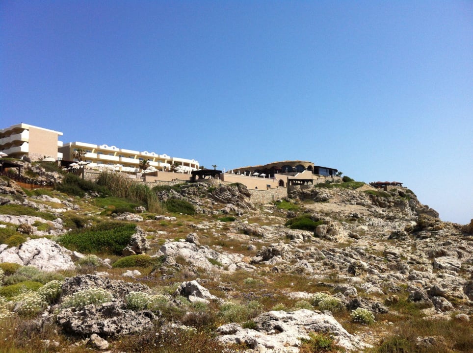 Weg vom Strand zum Hotel Hotel Kalithea Horizon Royal