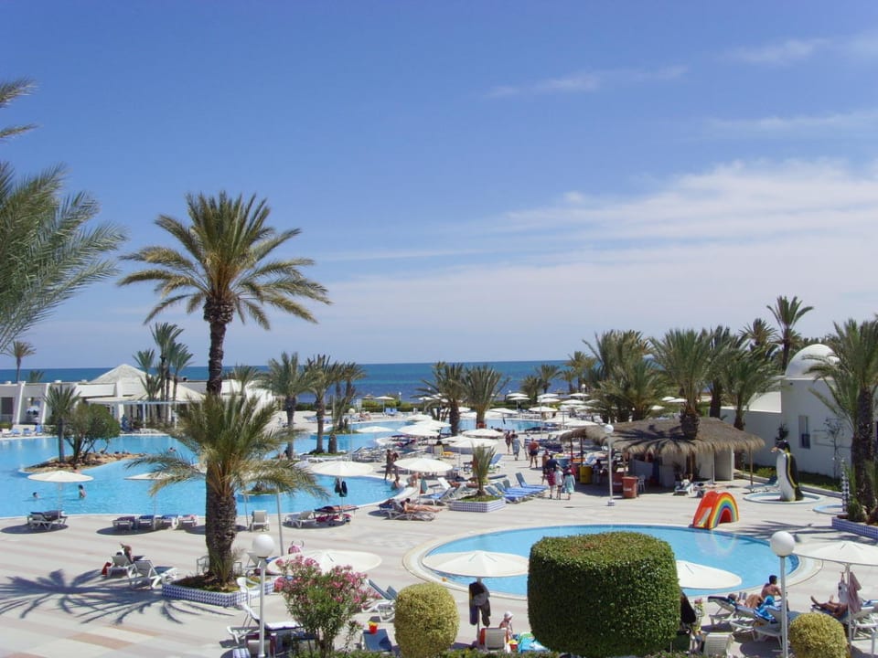 Blick über die Poolanlage Hotel El Mouradi Djerba Menzel