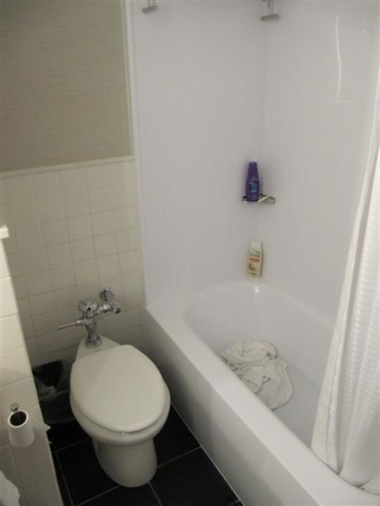 Mini Bad / Total hellhörig (Man hört den Nachbarn) The Row Hotel NYC