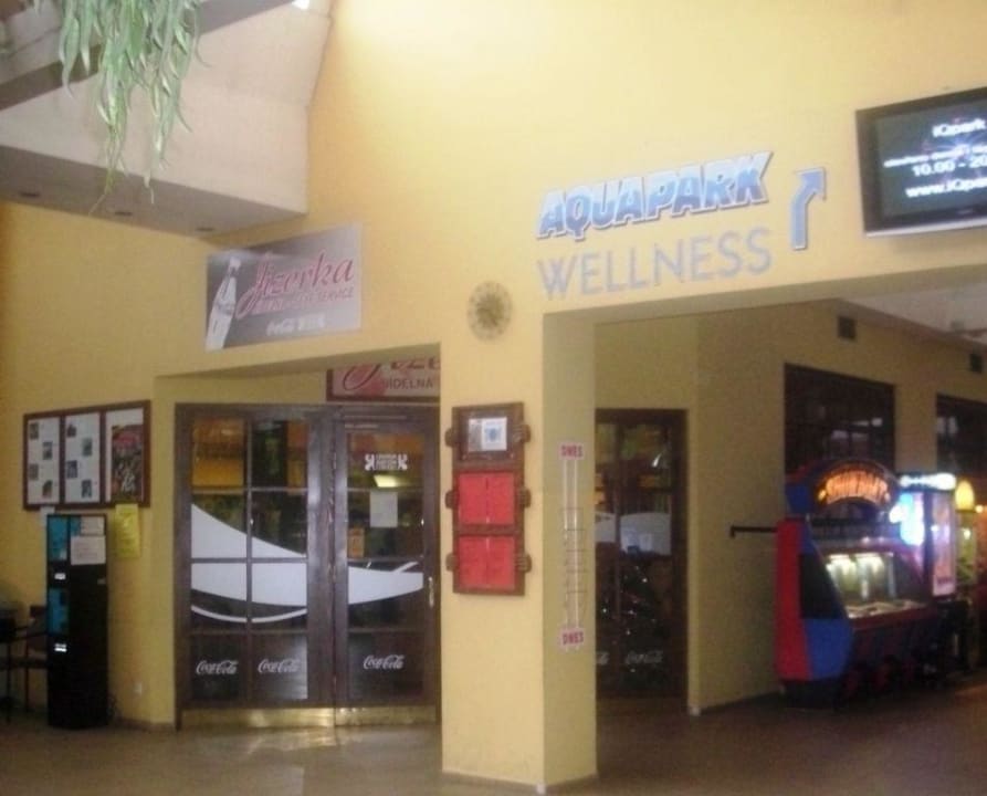 Eingang zum Selbstbedienungsrestaurant WELLNESS HOTEL BABYLON