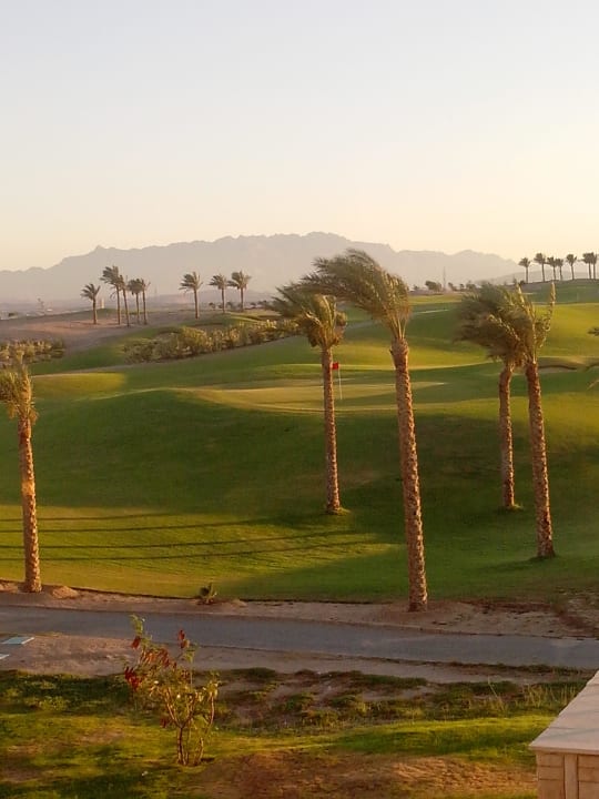 Blick auf den Golfplatz und die Berge Ägyptens Steigenberger Makadi Hotel - Adults only