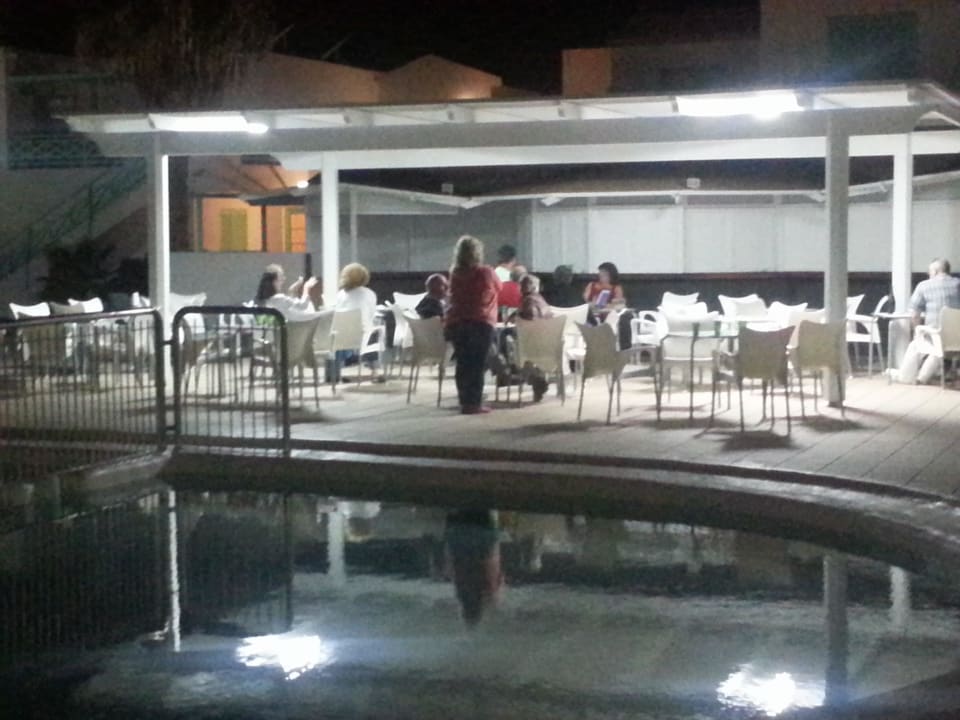 Die Bar am Pool nachts. Getränke "drinnen" holen Smy Tahona Fuerteventura
