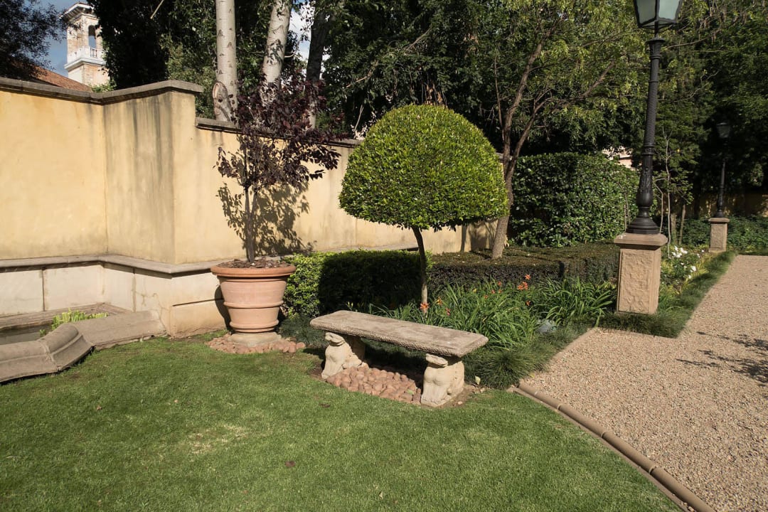 Sitzmöglichkeit im Garten Hotel Palazzo Montecasino