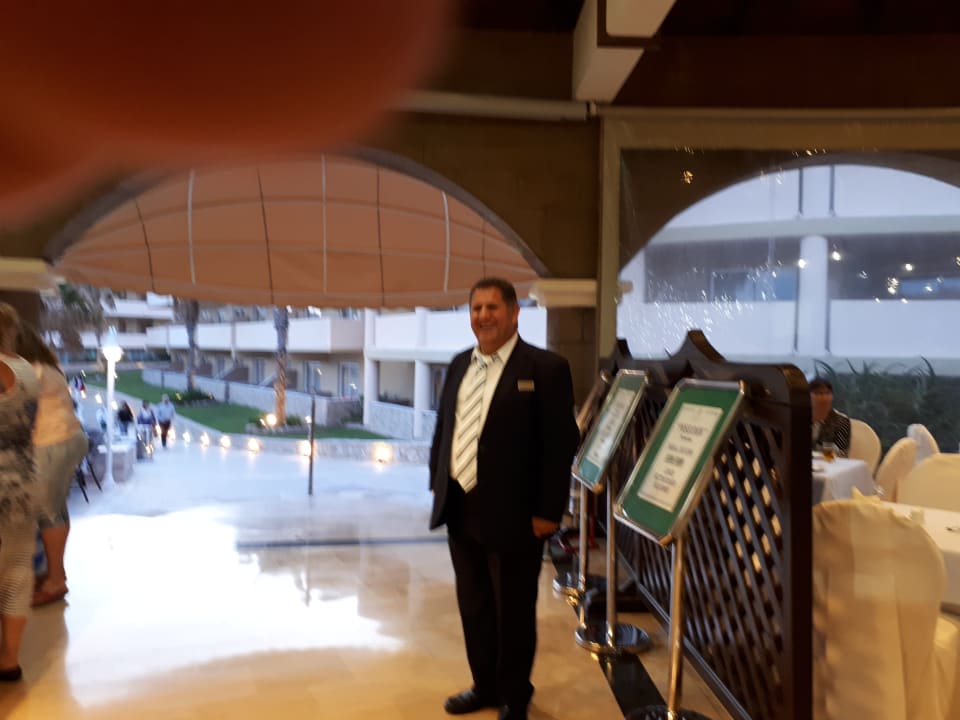 Herr Savas empfängt die Gäste Hotel Kalithea Horizon Royal