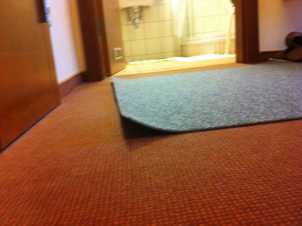 Schmutzflecken mit Teppichstück zugedeckt  OptimaMed Gesundheitsresort Bad Wimsbach