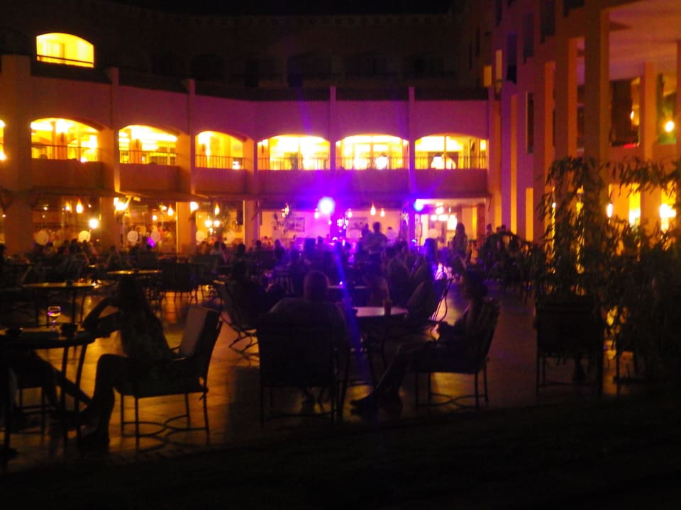 Platz hinterm Hauptbaus  Beach Albatros Resort