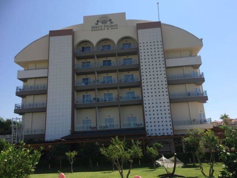 Blick zum Hotel Mary Hotel Side