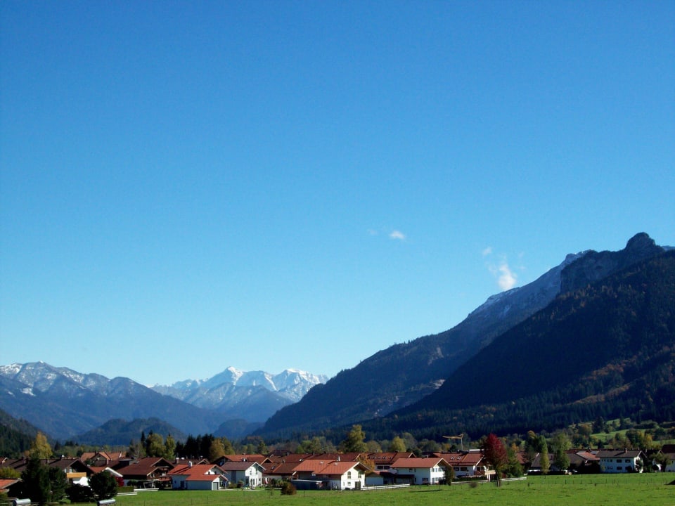 Blick vom Balkon auf die Zugspitze (ganz Hinten) Apartments Alpensonne 2000