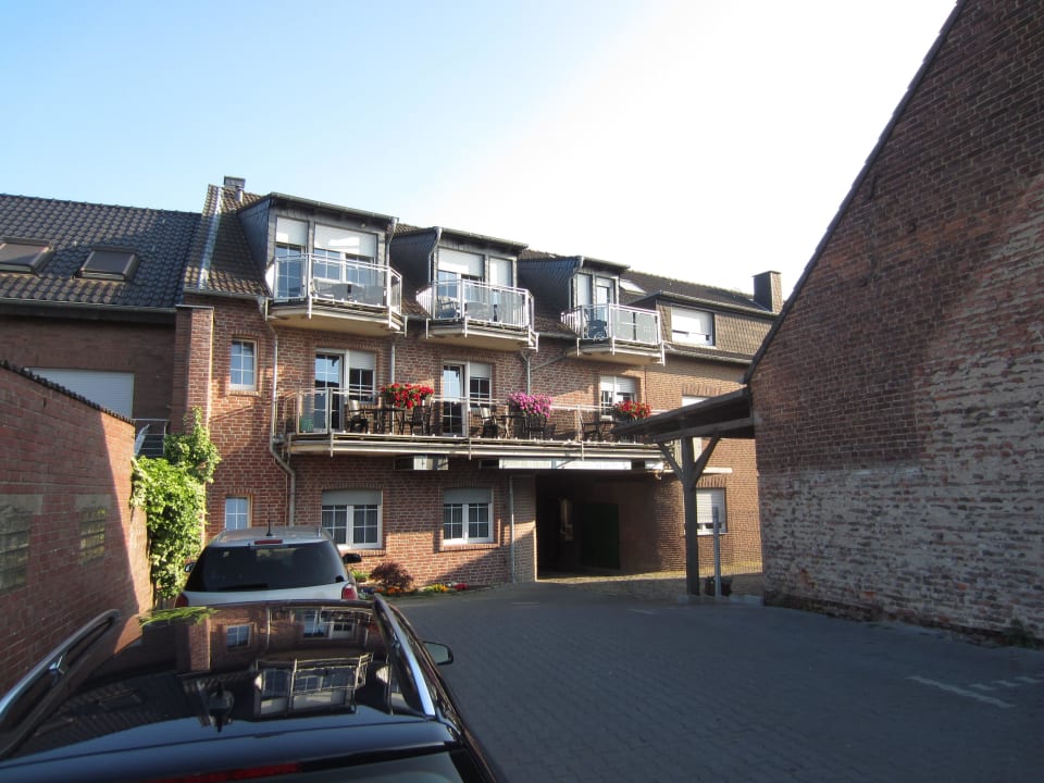 Rückansicht vom Parkplatz aus Gasthof Robens