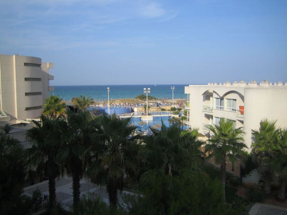 Blick auf Pool und Meer. Eix Platja Daurada Hotel & SPA