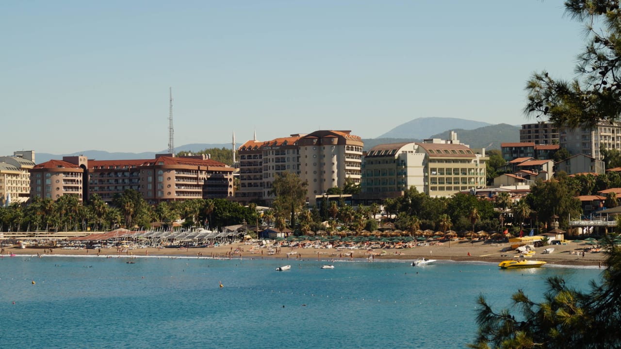 Widok na plażę hotelową z klifu Arycanda Kirman Premium