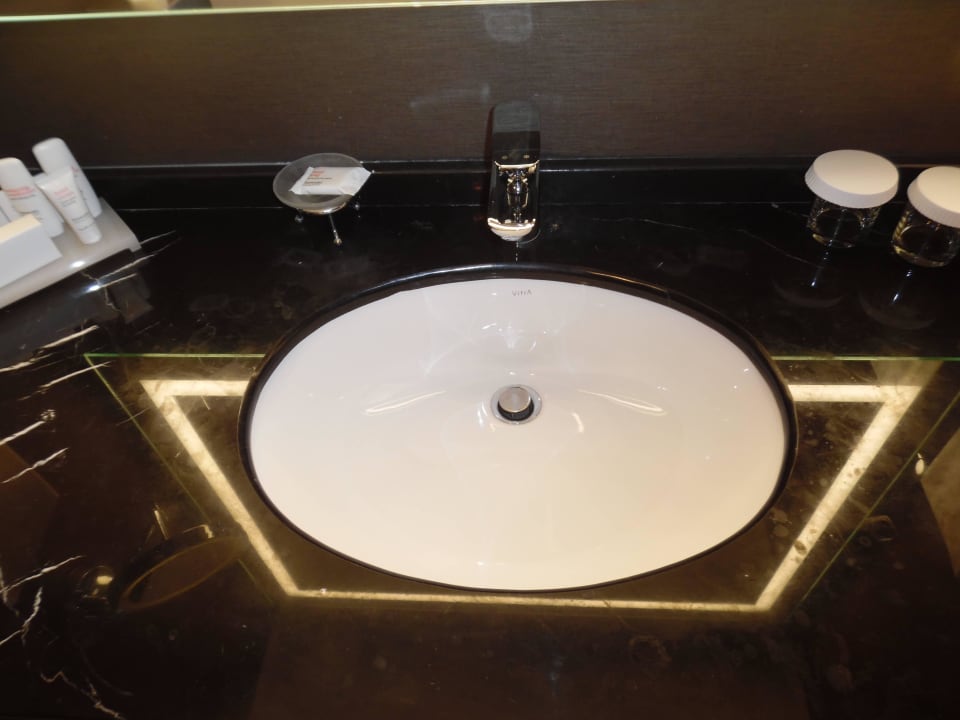 Zimmer 208 - Waschbecken Radisson Blu Leogrand Hotel