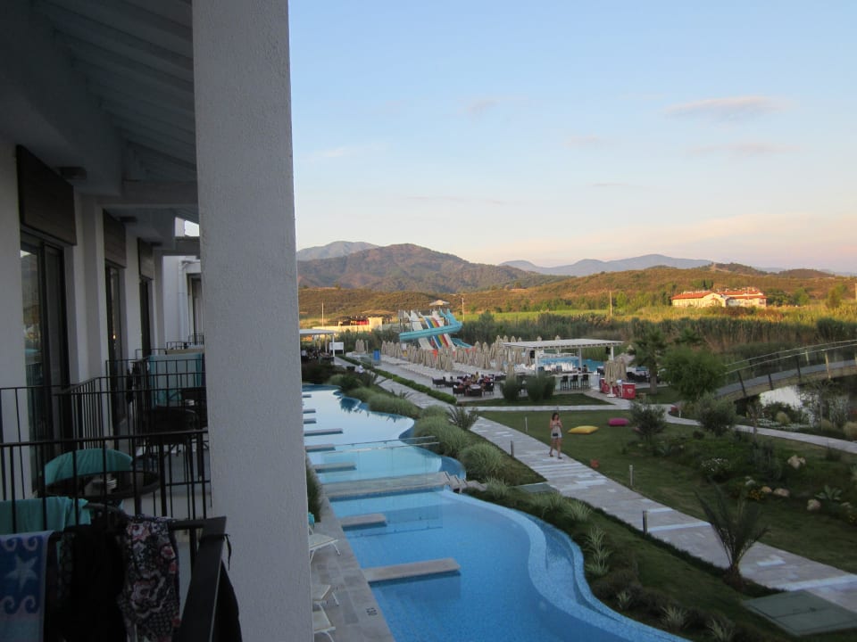 Blick vom Balkon in das Landesinnere Jiva Beach Resort