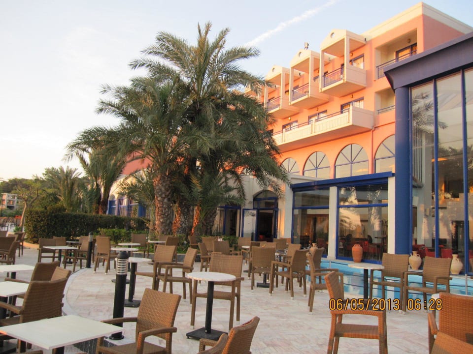 Sitzmöglichkeiten draußen. Kresten Palace Hotel