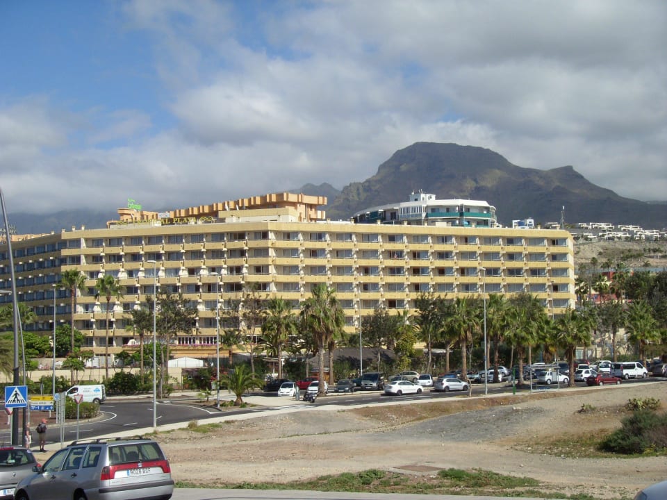 Liegt an einem Kreisverkehr unweit vom Strand Ole Tropical Tenerife