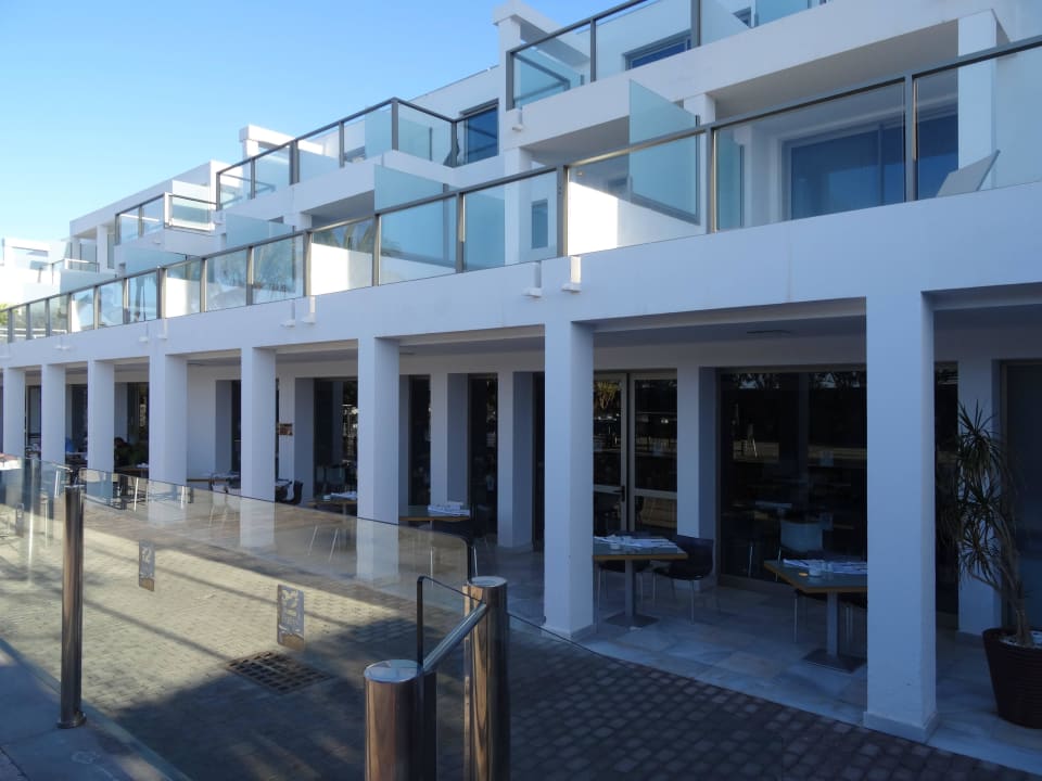 Außensitzbereich direkt beim Restaurant R2 Bahía Playa Design Hotel & Spa - Adults Only