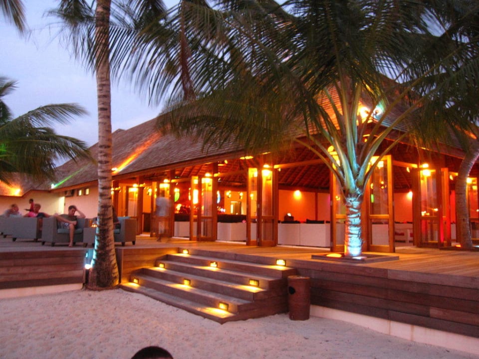 Bar nahe Pool am Abend Vilamendhoo Island Resort & Spa